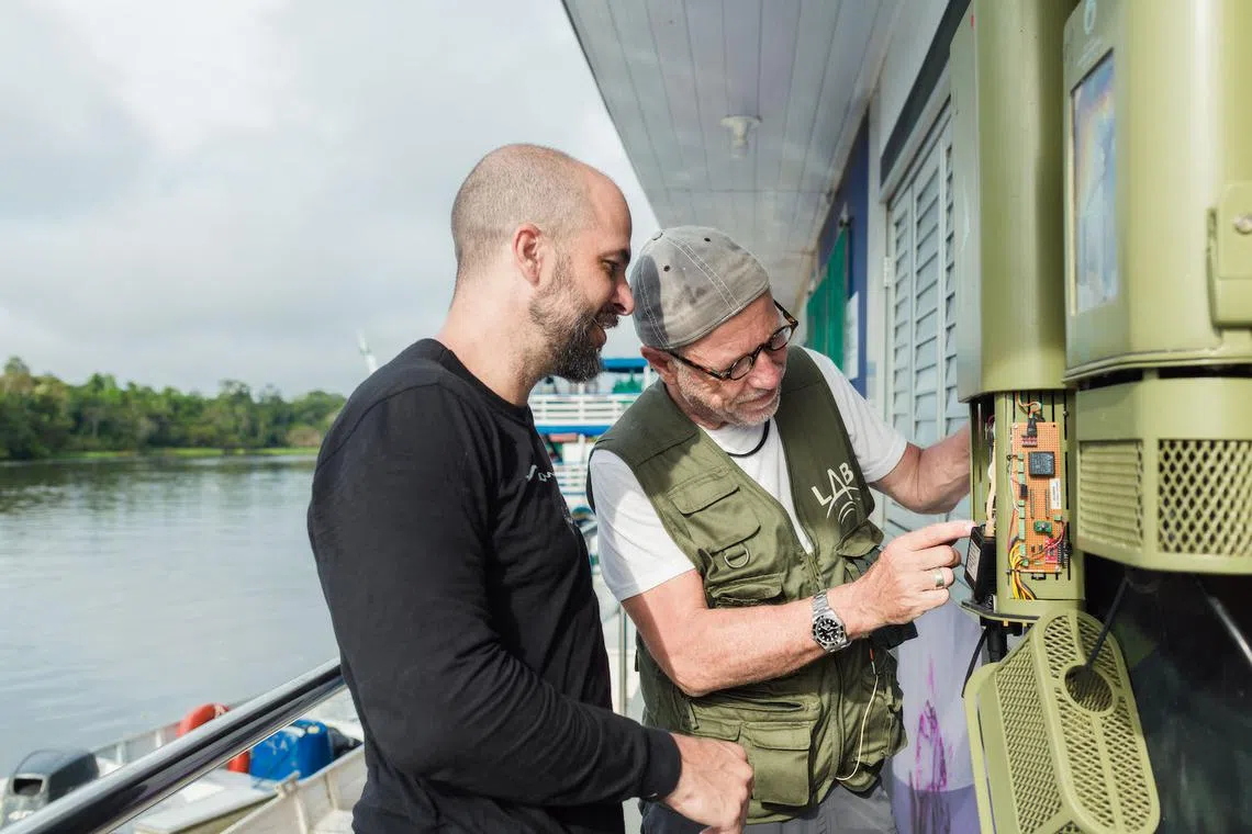 Emiliano Esterci Ramalho and Michel Andre fixing their bioacoustic nodes in the Mamiraua Sustainable Development Reserve. 