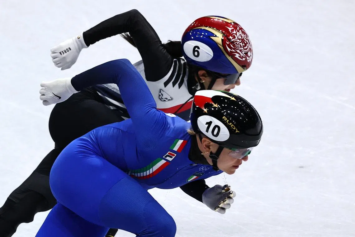 Milano Cortina 2026 Olympics - Short Track Speed Skating - Women's 3000m Relay - Finals - Milano Ice Skating Arena, Milan, Italy - February 18, 2026. Arianna Fontana of Italy and Gilli Kim of South Korea in action during the Women's 3000m Relay Finals. REUTERS/Amanda Perobelli