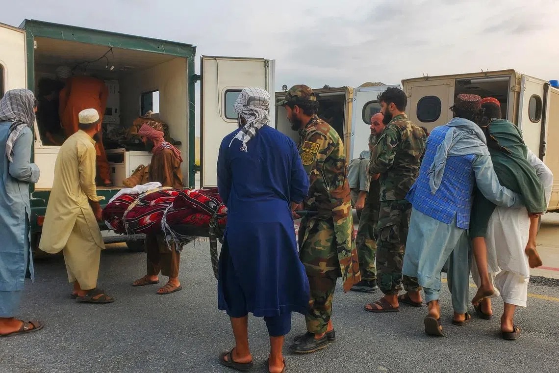 Taliban soldiers and civilians carry earthquake victims to an ambulance at an airport in Jalalabad, Afghanistan, September 1, 2025. REUTERS/Stringer