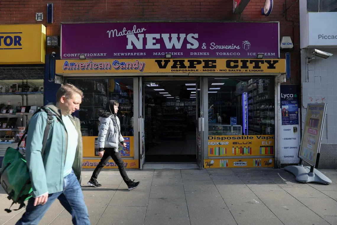 The new rules would allow access to pharmacy-sold therapeutic vapes, notably for people quitting smoking, but those for other uses would be banned. 