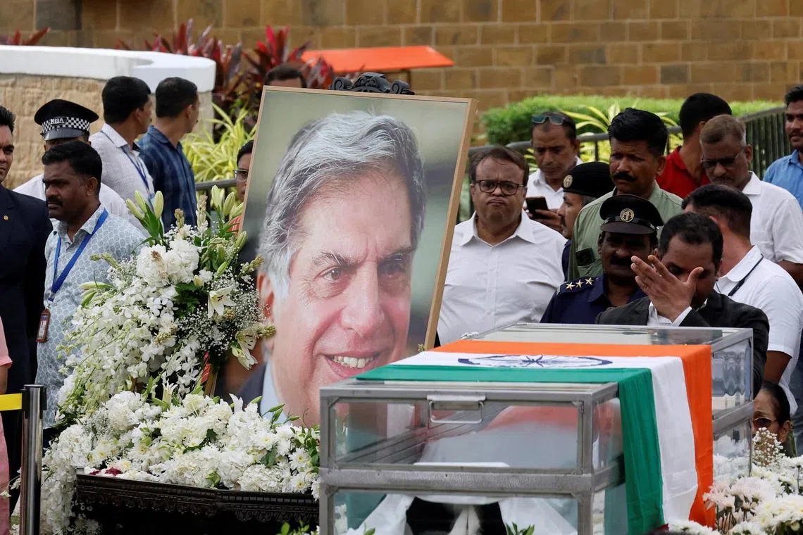 People pay their respects to the former chairman of Tata Group Ratan Tata, in Mumbai, India, October 10, 2024. REUTERS/Francis Mascarenhas     TPX IMAGES OF THE DAY     