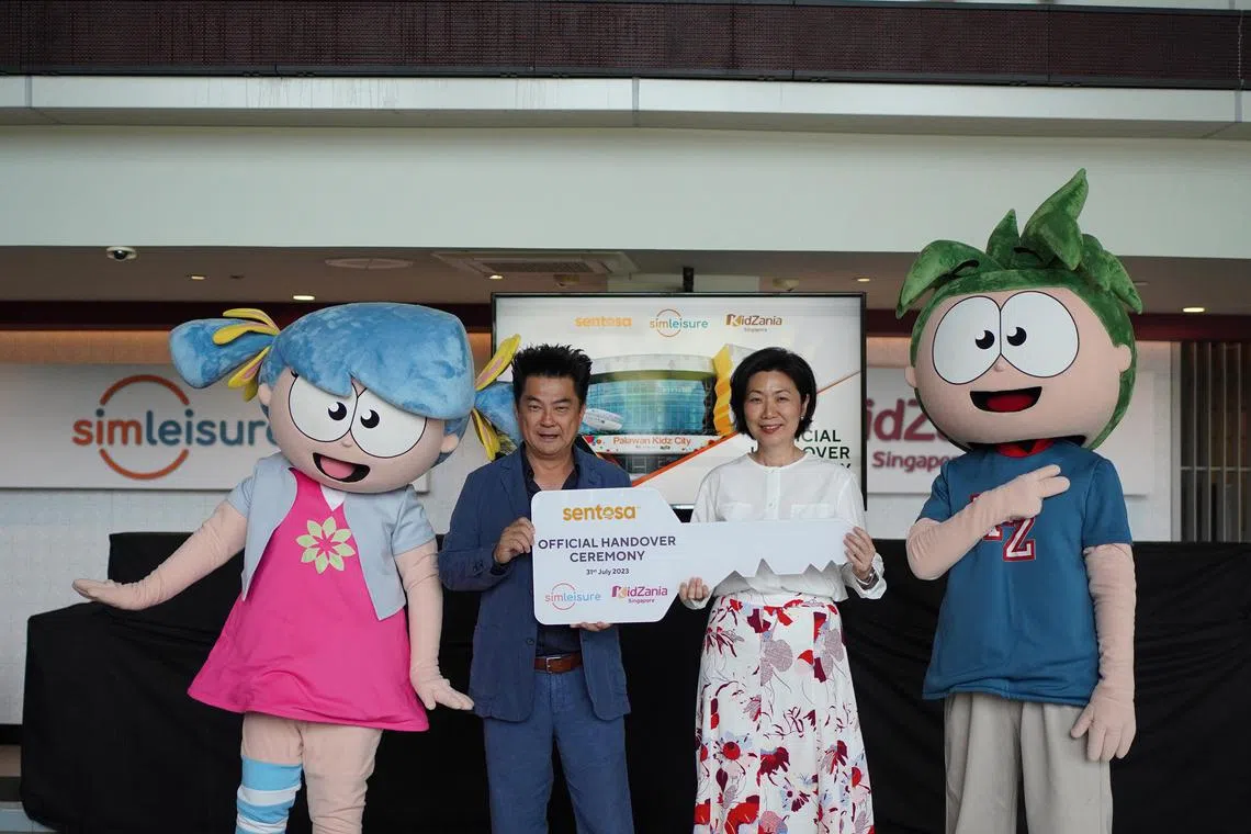 ctslg - Sentosa Development Corporation officially hands over KidZania Singapore site to Sim Leisure Group for refurbishment work at Palawan Kidz City.
From left to right: Dato’ Sim Choo Kheng, Founder and Chairman, Sim Leisure Group, and Ms Thien Kwee Eng, Chief Executive Officer of Sentosa Development Corporation (Credit: Sim Leisure Group)