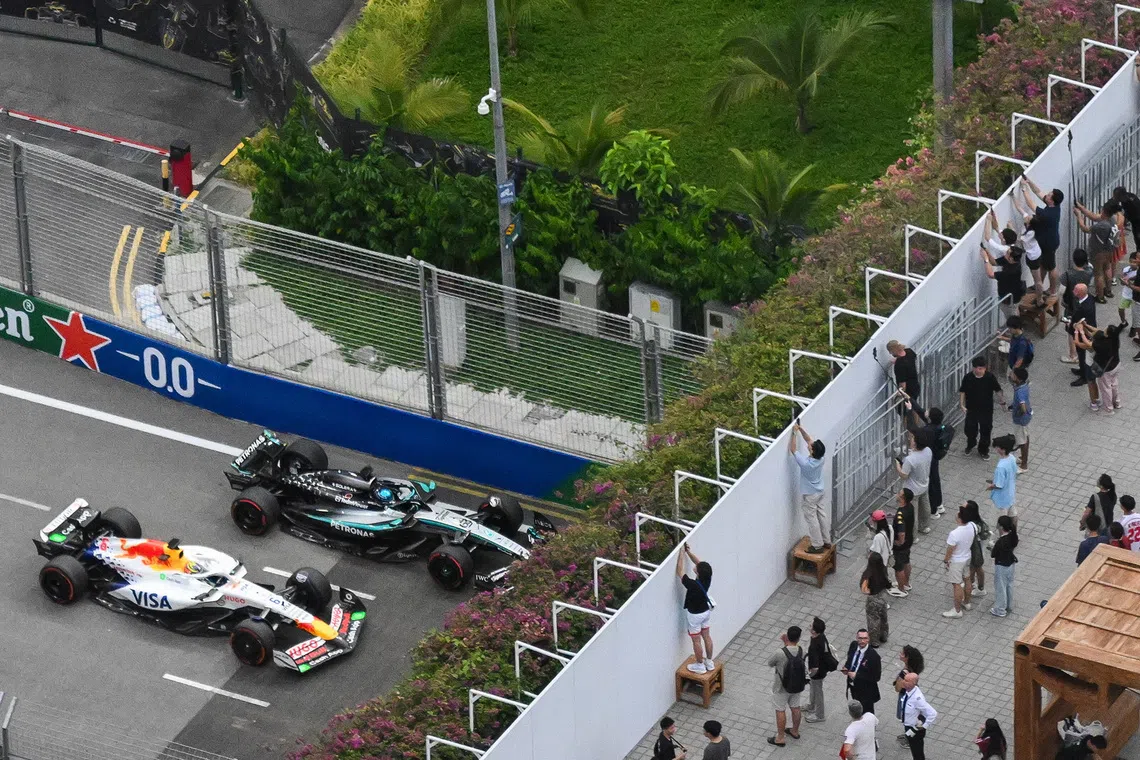 People trying to get a free view during the final practice session of the 2025 Formula One Singapore Airlines Singapore Grand Prix at the Marina Bay Street Circuit on Oct 4, 2025. 