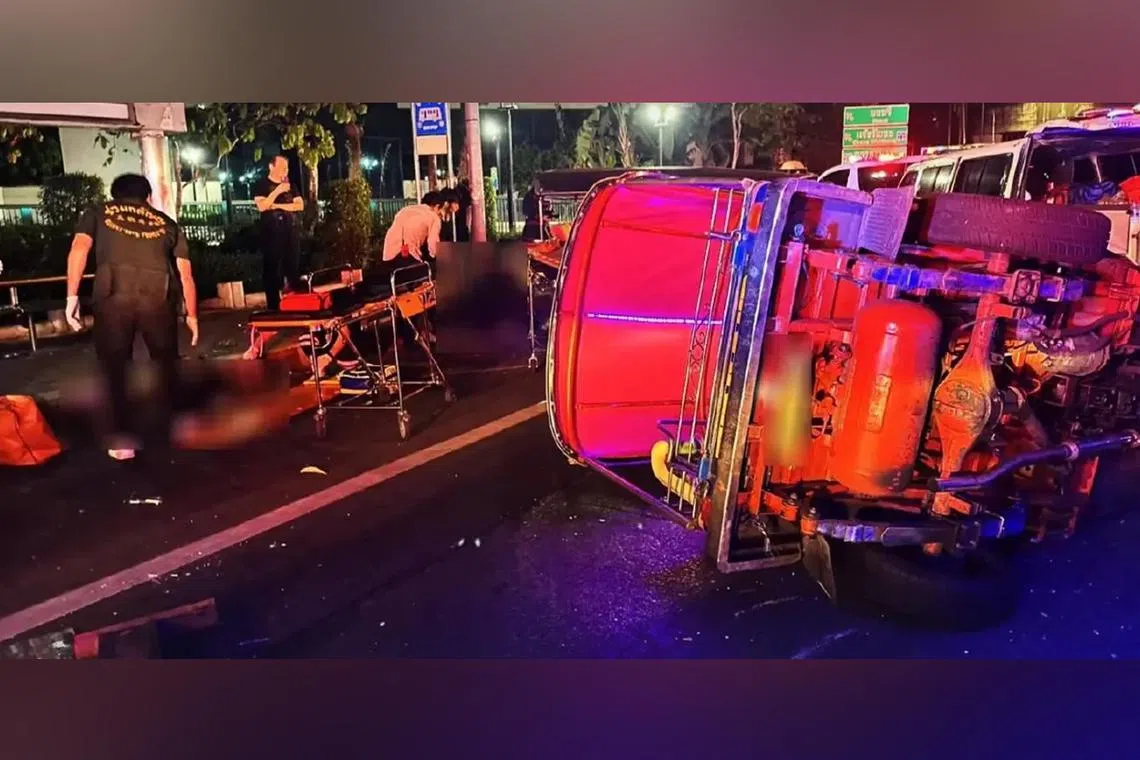Three people were seriously injured when two speeding tuk-tuks collided on a Bangkok.
