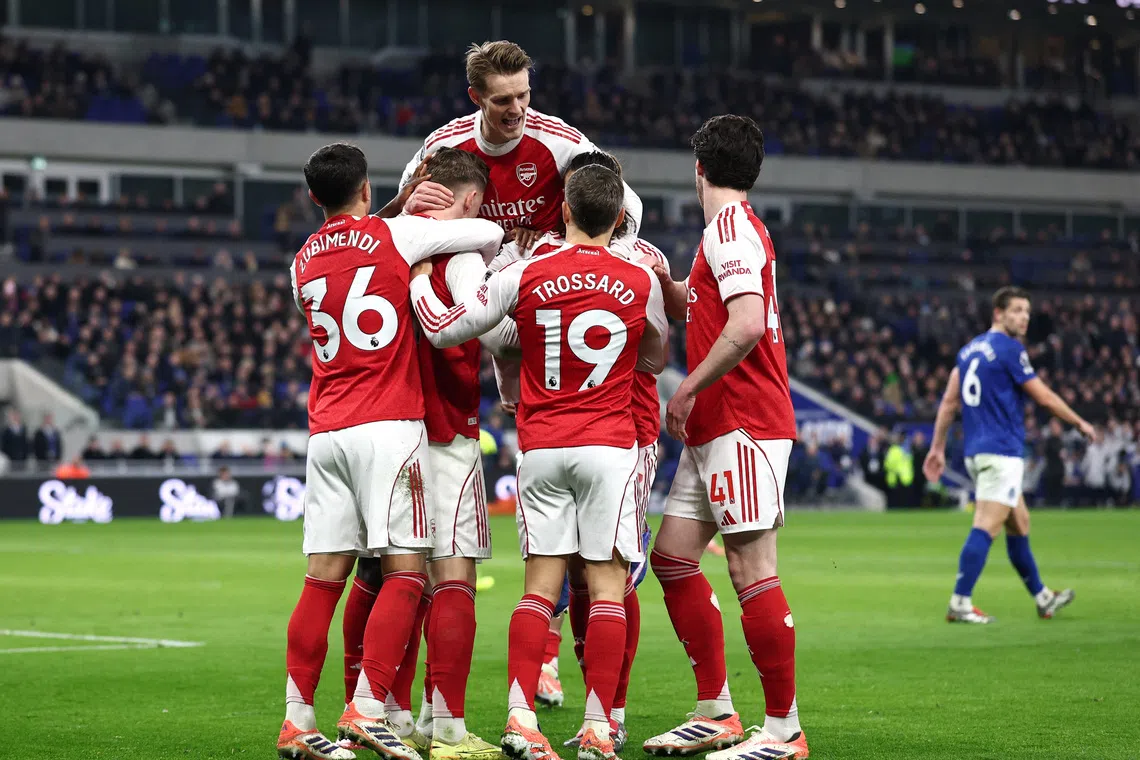 Soccer Football - Premier League - Everton v Arsenal - Hill Dickinson Stadium, Liverpool, Britain - December 20, 2025 Arsenal's Viktor Gyokeres celebrates scoring their first goal with teammates REUTERS/David Klein