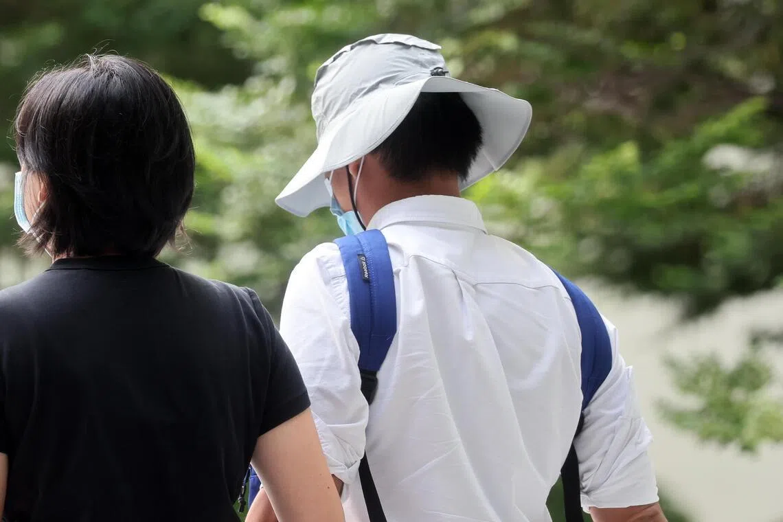 sqnah20

ID confirmed by Photog Kelvin Chng and Shaffiq ST//

Nah Kwang Meng leaving State Courts on Oct 20, 2023.//


2. Nah Kwang Meng: He's a doctor who failed to stop at a roadblock and later 
asked one of his passengers to swop seats with him to conceal evidence. 

Pleading guilty at 930am in 11D (Shaffiq)