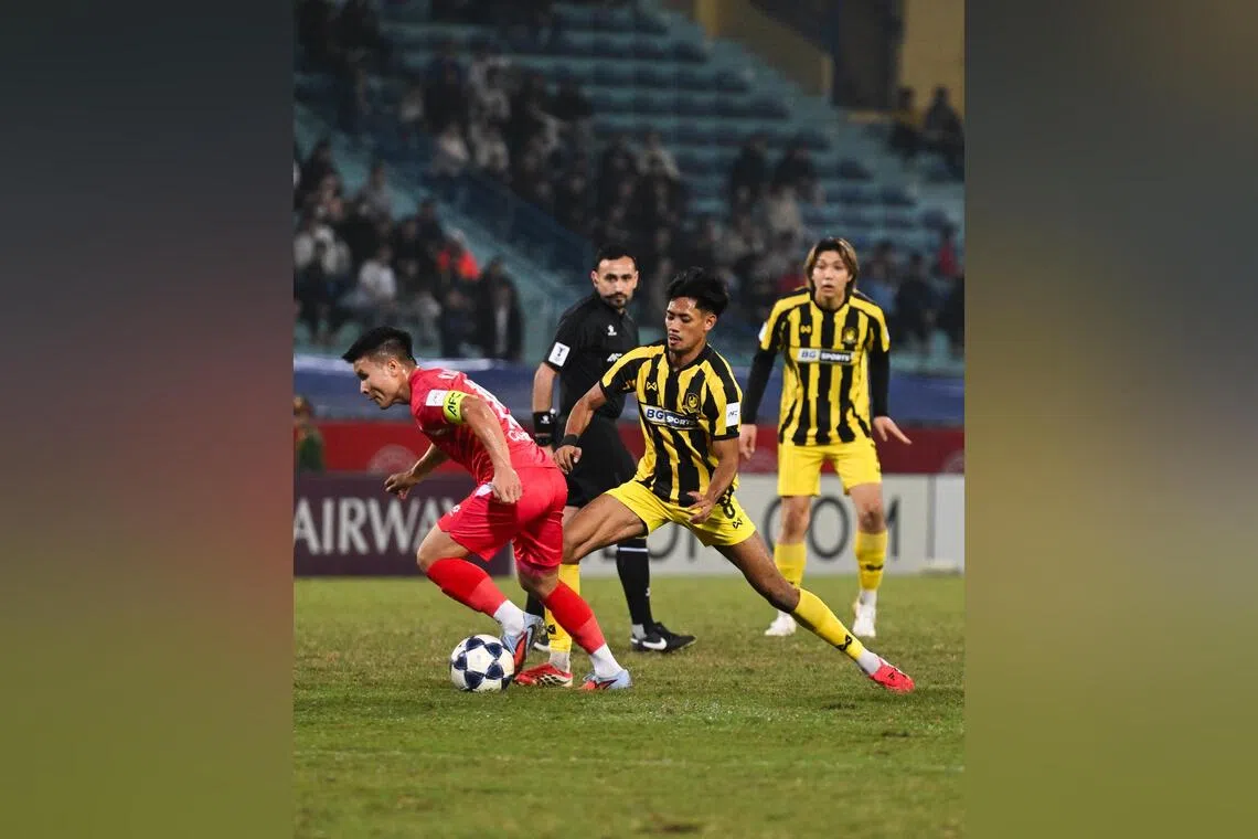 BG Tampines Rovers’ Shah Shahiran (centre) closing in on Cong An Ha Noi’s Nguyen Quang Hai as Seiga Sumi looks on during the first leg of their ACL2 round-of-16 tie on Feb 11 during the 2025-26 campaign.