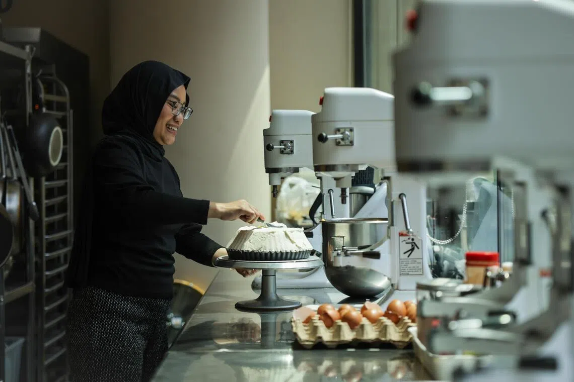 Nursyazanna Syaira Md Suhimi, coproprietária da Big Mouth Bakehouse, está usando equipamentos Fluff em seu novo empreendimento. 