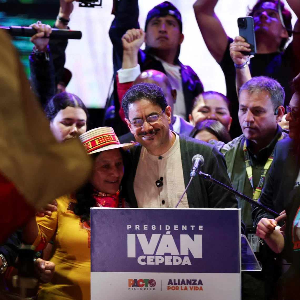 Colombian presidential candidate Ivan Cepeda of the Historic Pact (Pacto Historico) embraces vice‑presidential candidate Aida Quilcue during his campaign closing event in Bogota, Colombia May 22, 2026. REUTERS/Luisa Gonzalez