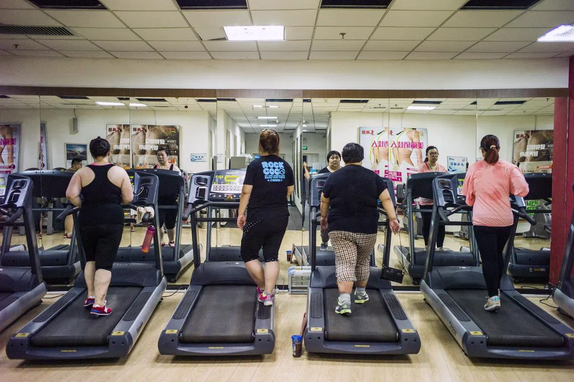 This picture shows overweight people having exercise treatment at the Aimin (Love the People) Fat Reduction Hospital in the northern port city of Tianjin.  AFP PHOTO / FRED DUFOUR (Photo by Fred DUFOUR / AFP)