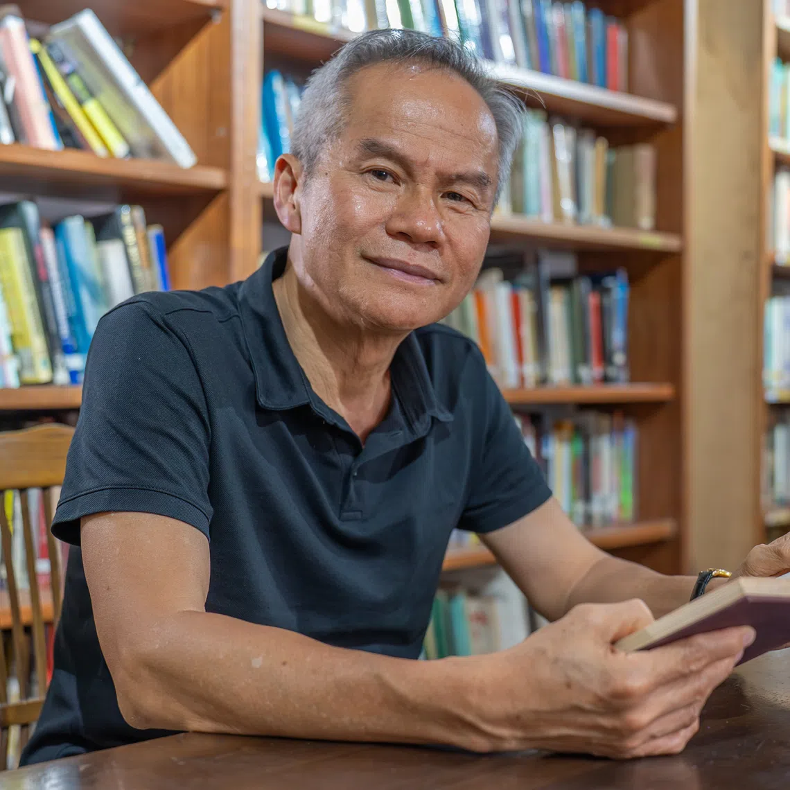 Tang Shu-wing in the Intercultural Theatre Institute library. 