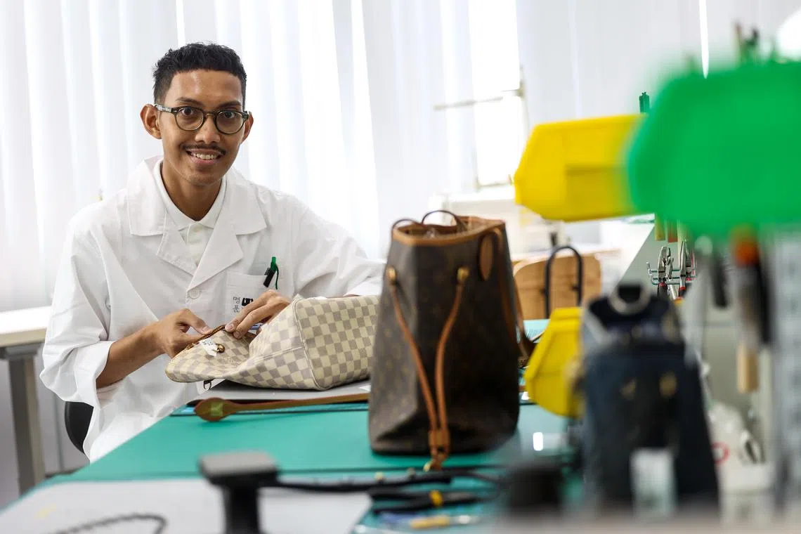 CMG20231116-jkwan01关俊威/陈可扬/NTUC Company Training Committees Result in Wage Increases for Workers

[Leathersolution Pte Ltd (Dr.Bags),  #05-01, 39 Ubi Rd 1, Singapore 408695]

Please note that all materials are embargoed until Tuesday, 21 November 2023, 6pm.

Profile of Mr Muhammad Syafiq Bin Hamdan, 26, repair specialist.