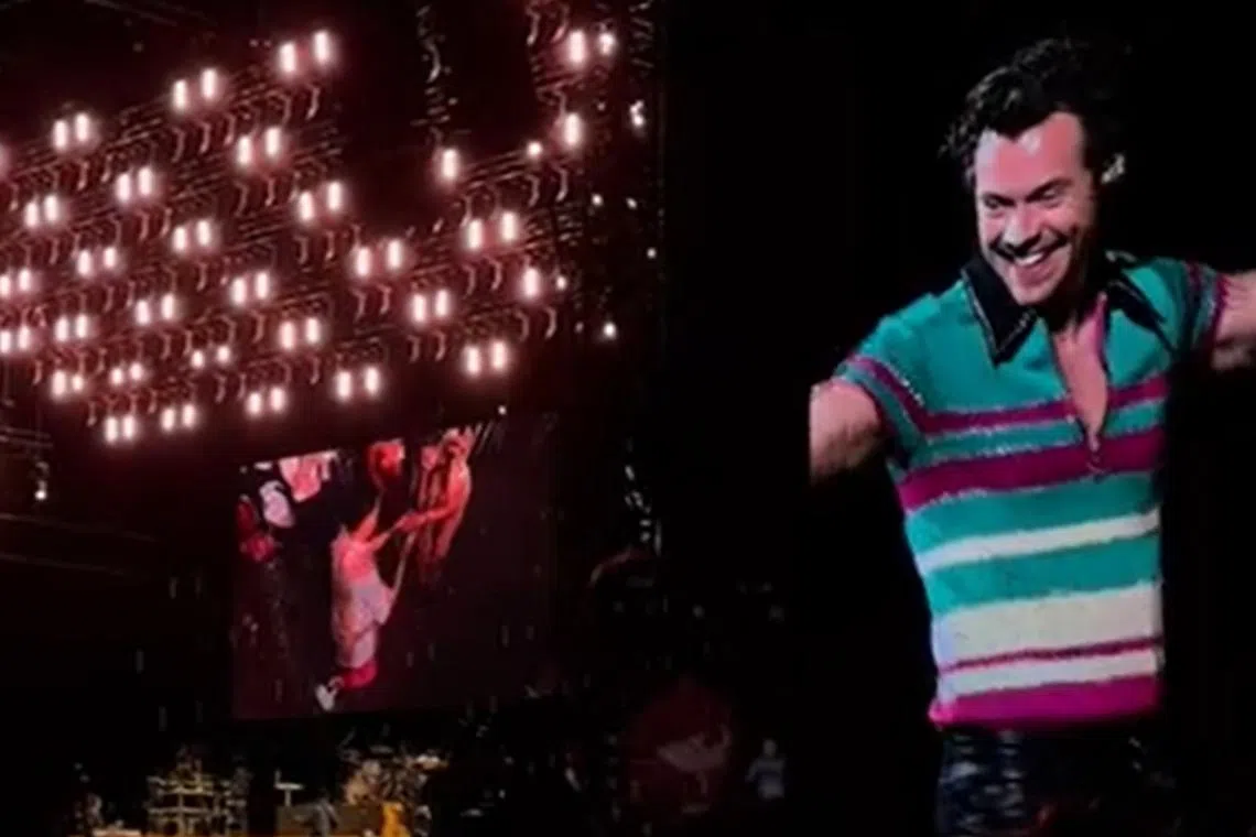 The British pop sensation played Cupid and helped a fan propose to his girlfriend. 