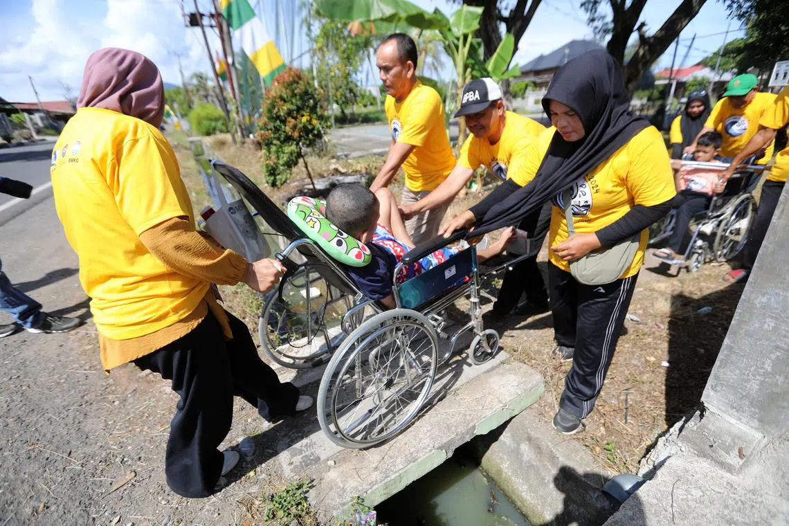 epa11717683 Locals participate in a tsunami and earthquake drill as a part of the 2nd UNESCO-IOC Global Tsunami Symposium in Deah Glumpang village, Banda Aceh, Indonesia, 13 November 2024. The Meteorology, Climatology, and Geophysical Agency (BMKG) and UNESCO-OIC are hosting the 2nd Global Tsunami Symposium from 11 to 14 November, marking two decades since the 2004 Indian Ocean Tsunami. The event gathers international experts to discuss advances in tsunami science, warning systems, and disaster preparedness.  EPA-EFE/HOTLI SIMANJUNTAK