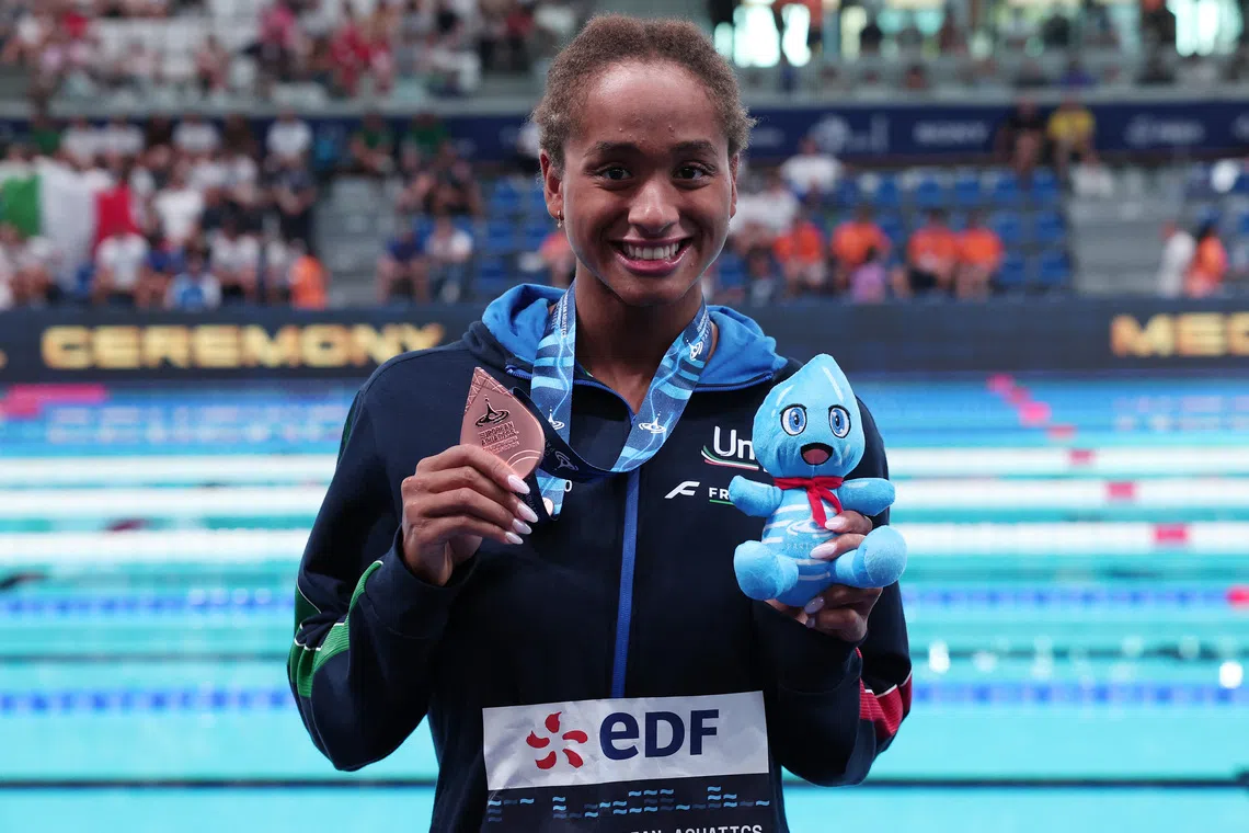 FILE PHOTO: Swimming - European Aquatics Championships - Paris Aquatic Centre, Paris, France - August 11, 2026 Bronze medallist Italy's Sara Curtis celebrates after finishing third in the Women's 100m Freestyle REUTERS/Gonzalo Fuentes/File Photo