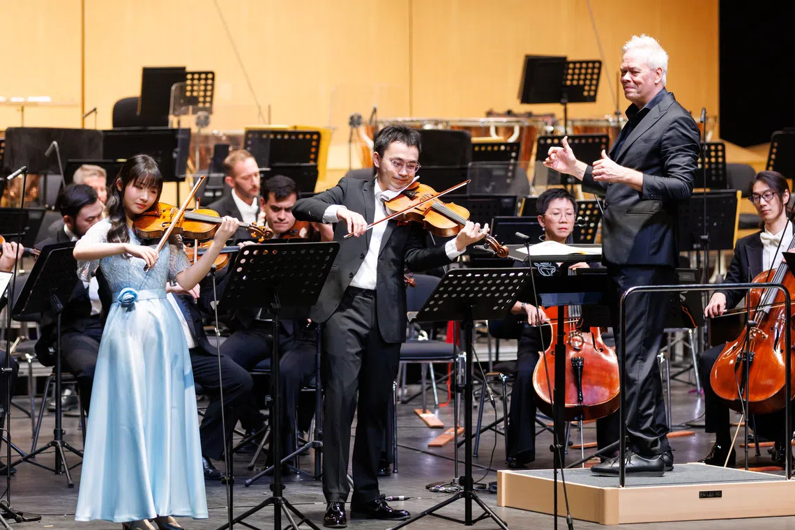 Violinists Chloe Chua and He Ziyu played Wolfgang Amadeus Mozart’s Sinfonia Concertante in E flat major (K.364) for violin and viola with the Singapore Symphony Orchestra under the baton of Hannu Lintu.