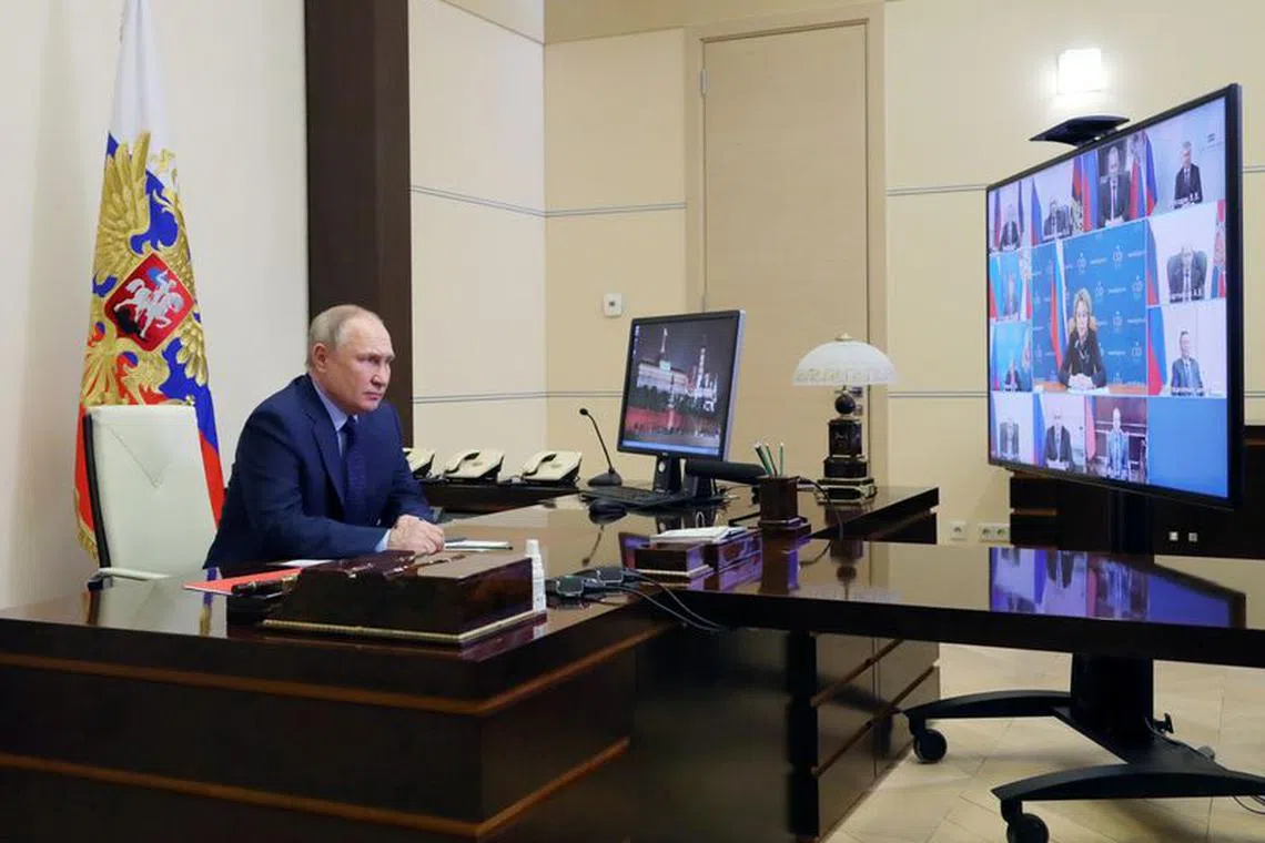 Russian President Vladimir Putin chairs a meeting with members of the Security Council at the Novo-Ogaryovo state residence outside Moscow, Russia April 7, 2022. Sputnik/Mikhail Klimentyev/Kremlin via REUTERS/File photo