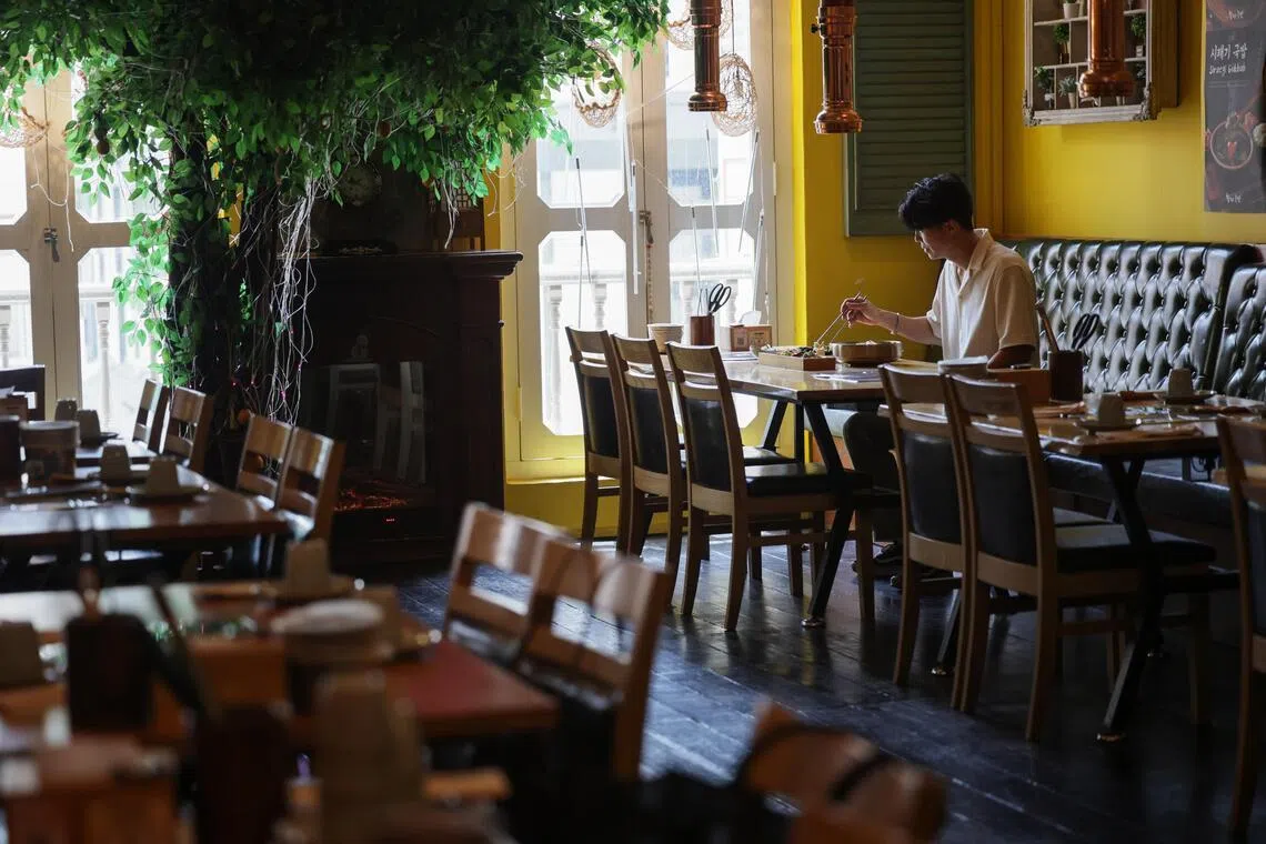 Too many solo diners can affect a restaurant’s revenue. 