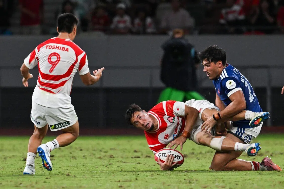 TOPSHOT - Japan’s Takuro Matsunaga attempts to make a pass during the Rugby Nations Championship Southern Hemisphere Series against France at the National Stadium in Tokyo on July 18, 2026. (Photo by ANDREW CABALLERO-REYNOLDS / AFP)