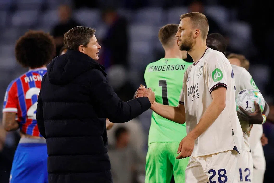Soccer Football - Premier League - Crystal Palace v West Ham United - Selhurst Park, London, Britain - April 20, 2026 Crystal Palace manager Oliver Glasner shakes hands with West Ham United's Tomas Soucek after the match Action Images via Reuters/Andrew Couldridge