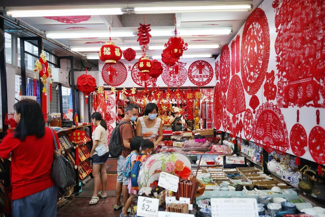 ST20240209_202491885259/pixcny09/Jason Quah

Shoppers at the Chinese New Year bazaar in Chinatown on the eve of the Lunar New Year Feb 9, 2024.