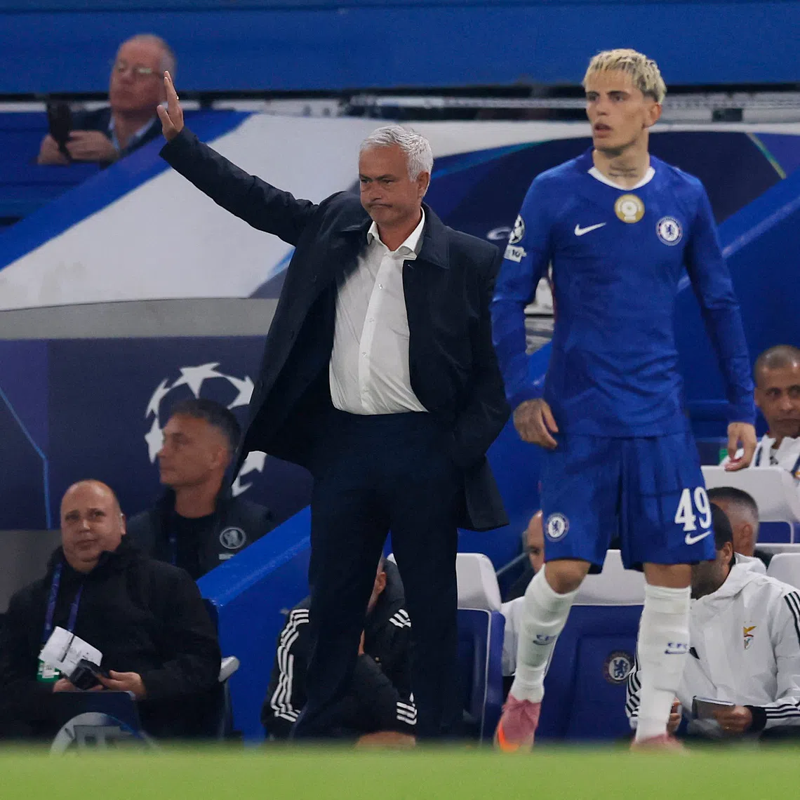 Soccer Football - UEFA Champions League - Chelsea v Benfica - Stamford Bridge, London, Britain - September 30, 2025 Benfica coach Jose Mourinho reacts alongside Chelsea's Alejandro Garnacho Action Images via Reuters/Andrew Couldridge