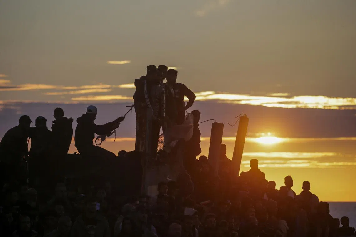 Internally displaced Palestinians wait to return to the northern Gaza Strip from the southern Gaza Strip on Jan 25.