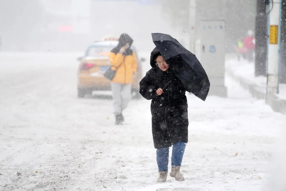 epa10960538 Commuters brave the elements amid heavy snow in Harbin, northeast China's Heilongjiang Province, 06 November 2023. Heilongjiang issued a red alert on Sunday for blizzards, according to the local meteorological service. Multiple cities in the province are expected to experience heavy snowfall, with accumulative precipitation ranging between 20 mm to 40 mm, from Sunday evening to Monday evening, according to the forecast.  EPA-EFE/XINHUA / Wang Jianwei CHINA OUT / UK AND IRELAND OUT  /       MANDATORY CREDIT  EDITORIAL USE ONLY  EDITORIAL USE ONLY