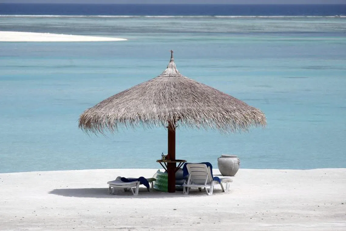 FILE PHOTO: General view of the sandy beach of Olhuveli island in Maldives February 15, 2009 .  REUTERS/Charles Platiau/ FILE PHOTO