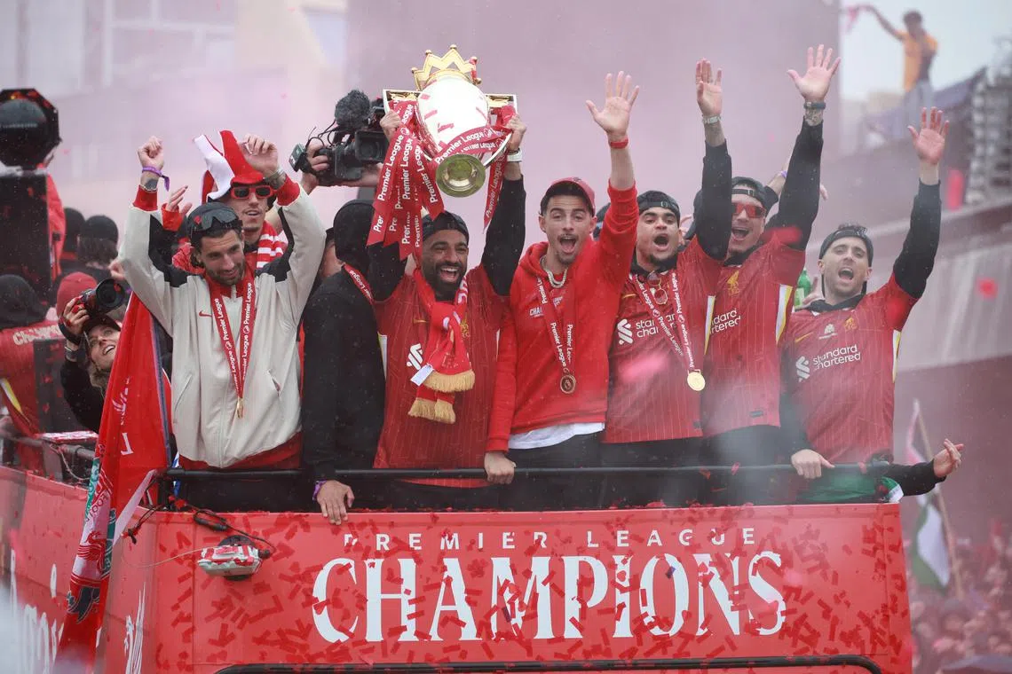 Futebol de futebol - Premier League - Liverpool Victory Parade - Liverpool, Grã -Bretanha - 26 de maio de 2025 O Mohamed Salah, do Liverpool, comemora com o troféu e Dominik Szoboszlai, Luis Notible, Darwin Nunez, Curtis Jones e Diogo Jota após a vitória da Premier League on Bus