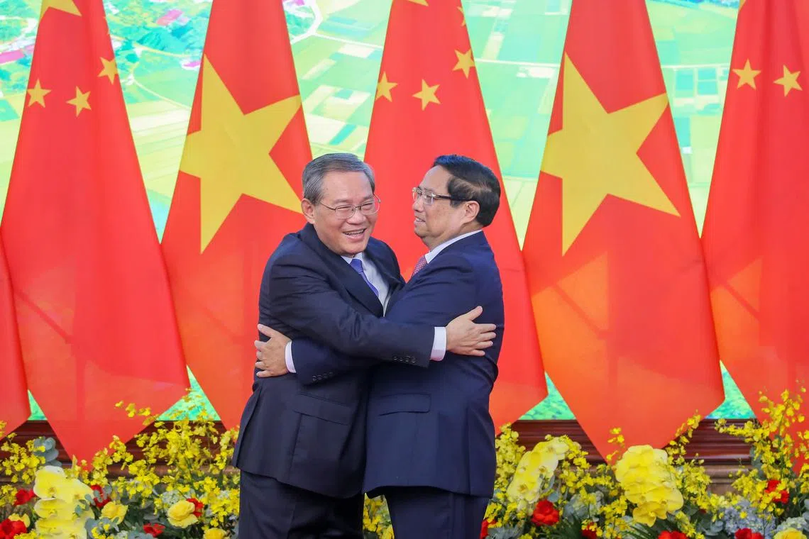 Vietnamese Prime Minister Pham Minh Chinh (right) and Chinese Premier Li Qiang (left) hugged each other at the Government Office in Hanoi on Oct 13, 2024.