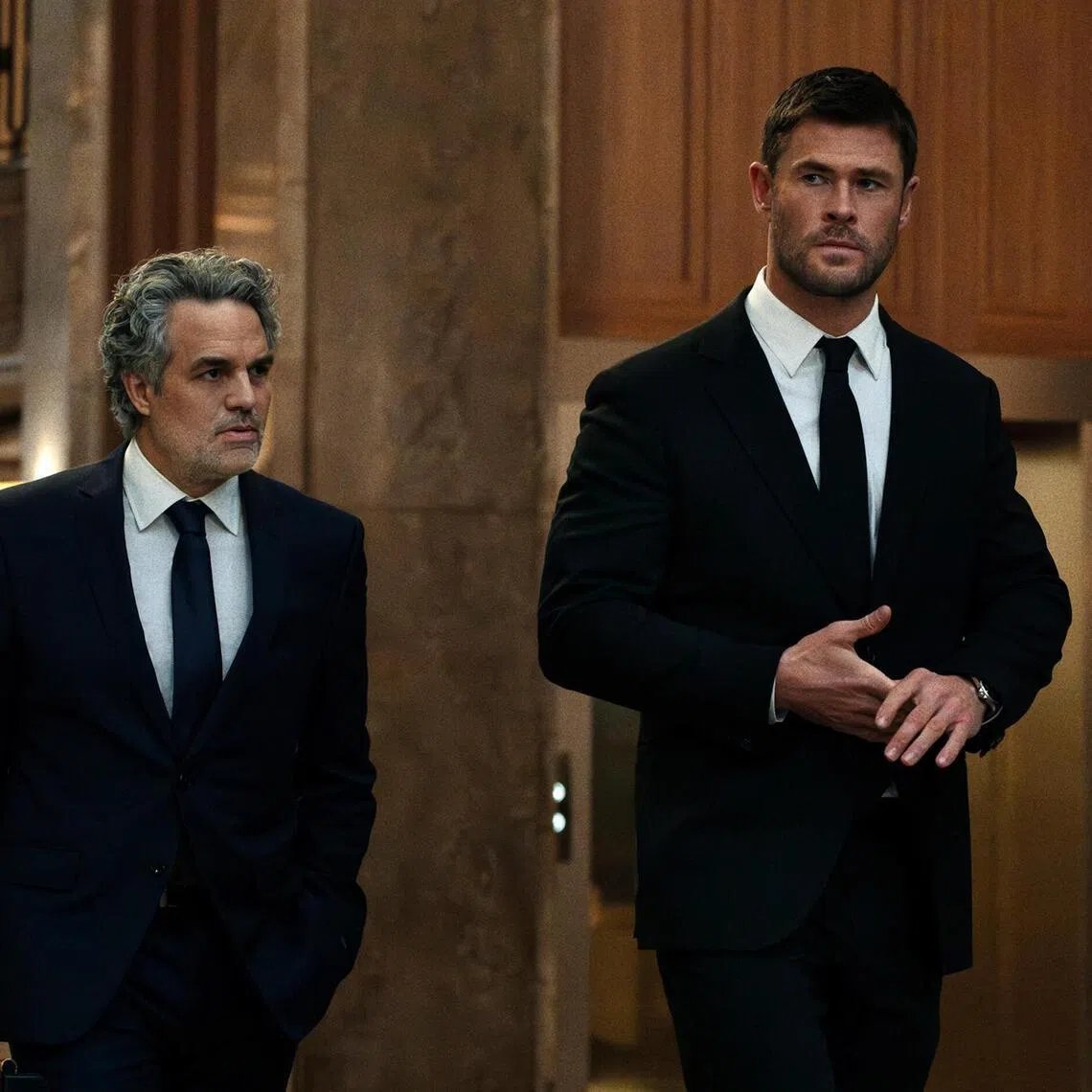 Mark Ruffalo (left) and Chris Hemsworth in Crime 101.