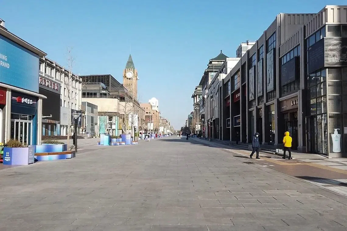 This frame grab from AFPTV video footage shows an almost empty street in the Wangfujing shopping district in Beijing on December 13, 2022. (Photo by Yuxuan ZHANG / AFP)
