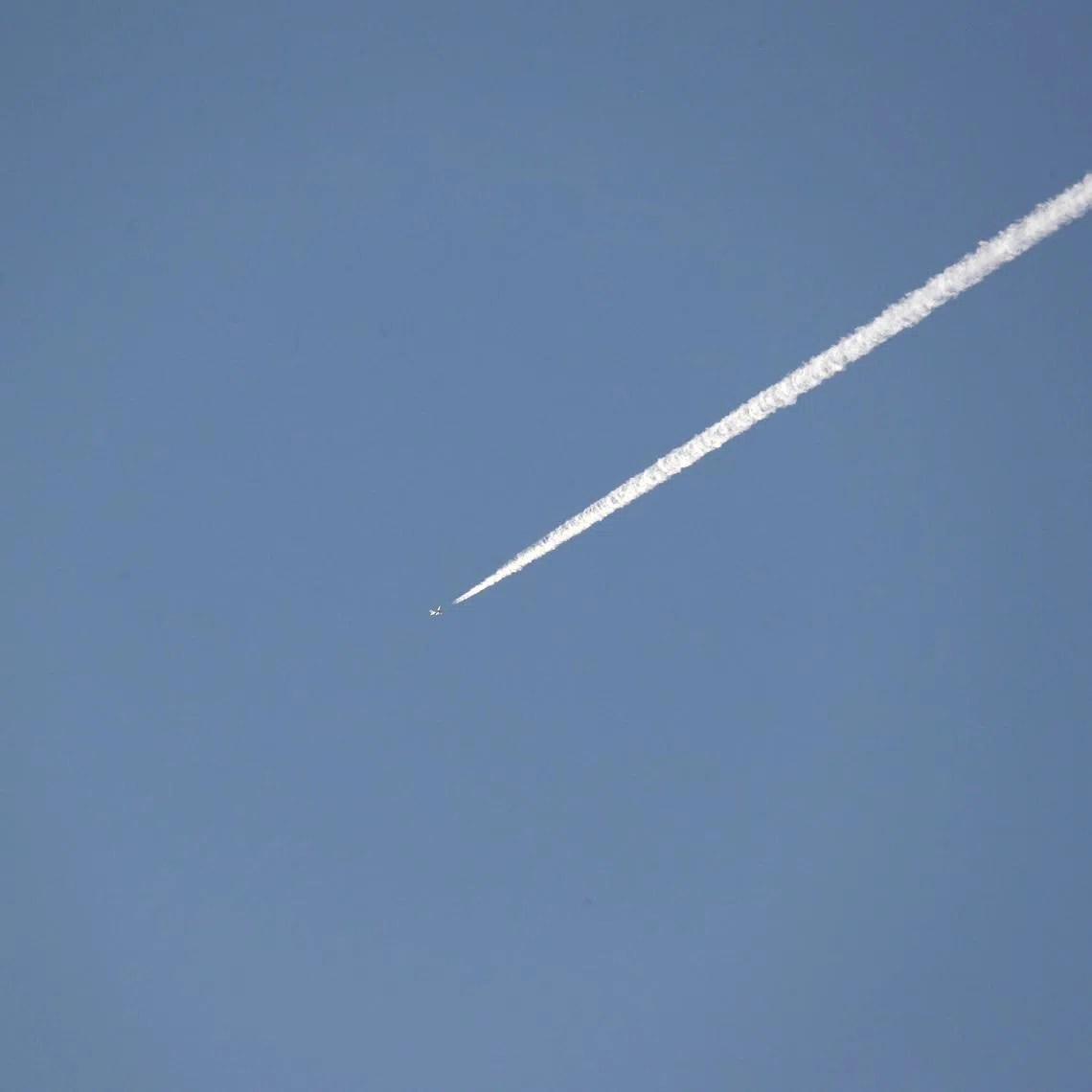A Turkish fighter jet flies over the town of Hassa on the Turkish-Syrian border in Hatay province, Turkey January 20, 2018. REUTERS/Osman Orsal