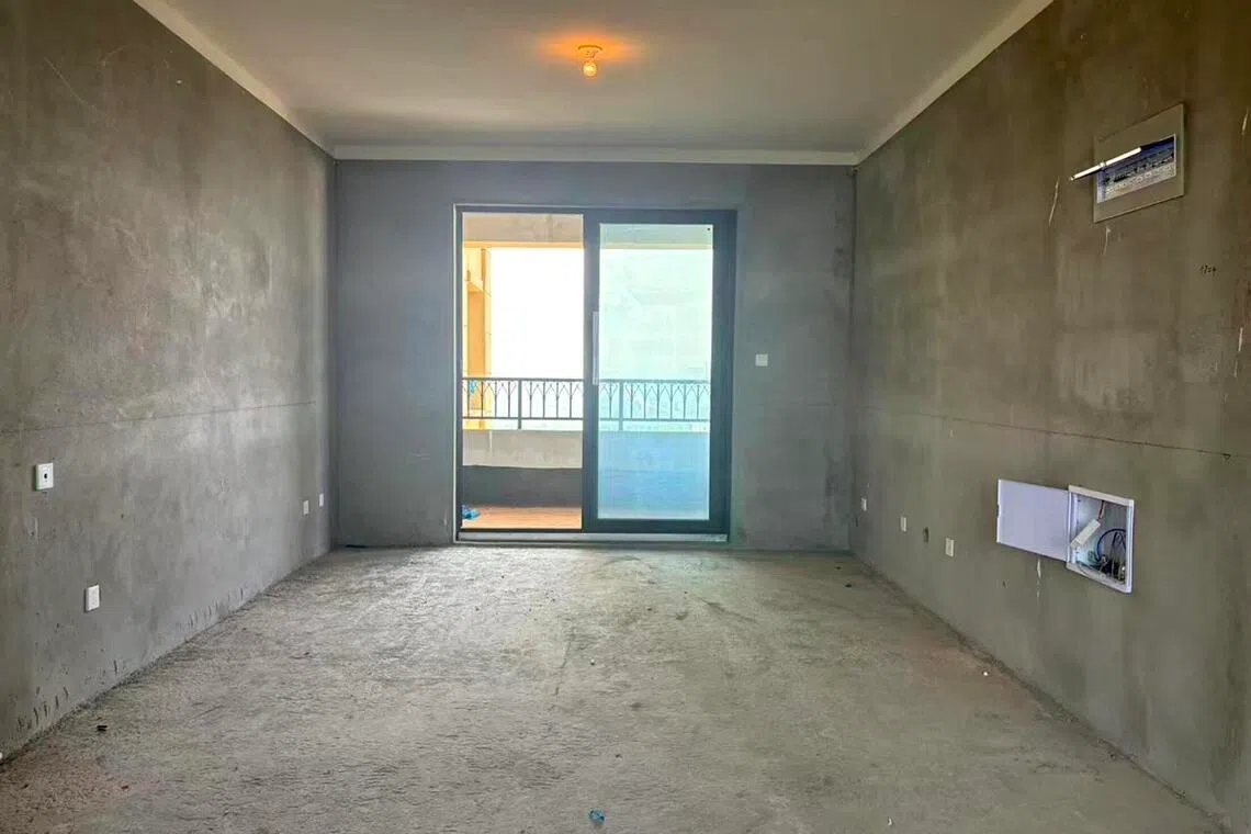 The empty apartment before Wang Conghui renovated it even though the developer failed to officially hand it over.