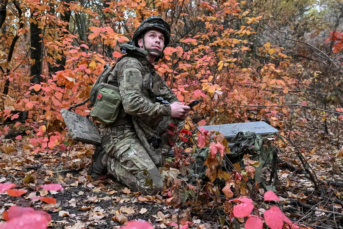 FILE PHOTO: An artilleryman of the Special Rifle Police Battalion of Zaporizhzhia region sets up Starlink satellite internet system, at a position, amid Russia's attack on Ukraine, near the frontline in Donetsk region, Ukraine, October 16, 2026. REUTERS/Stringer/File Photo