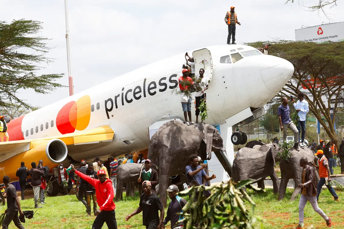 Mourners storm Kenyan airport to receive Odinga's body