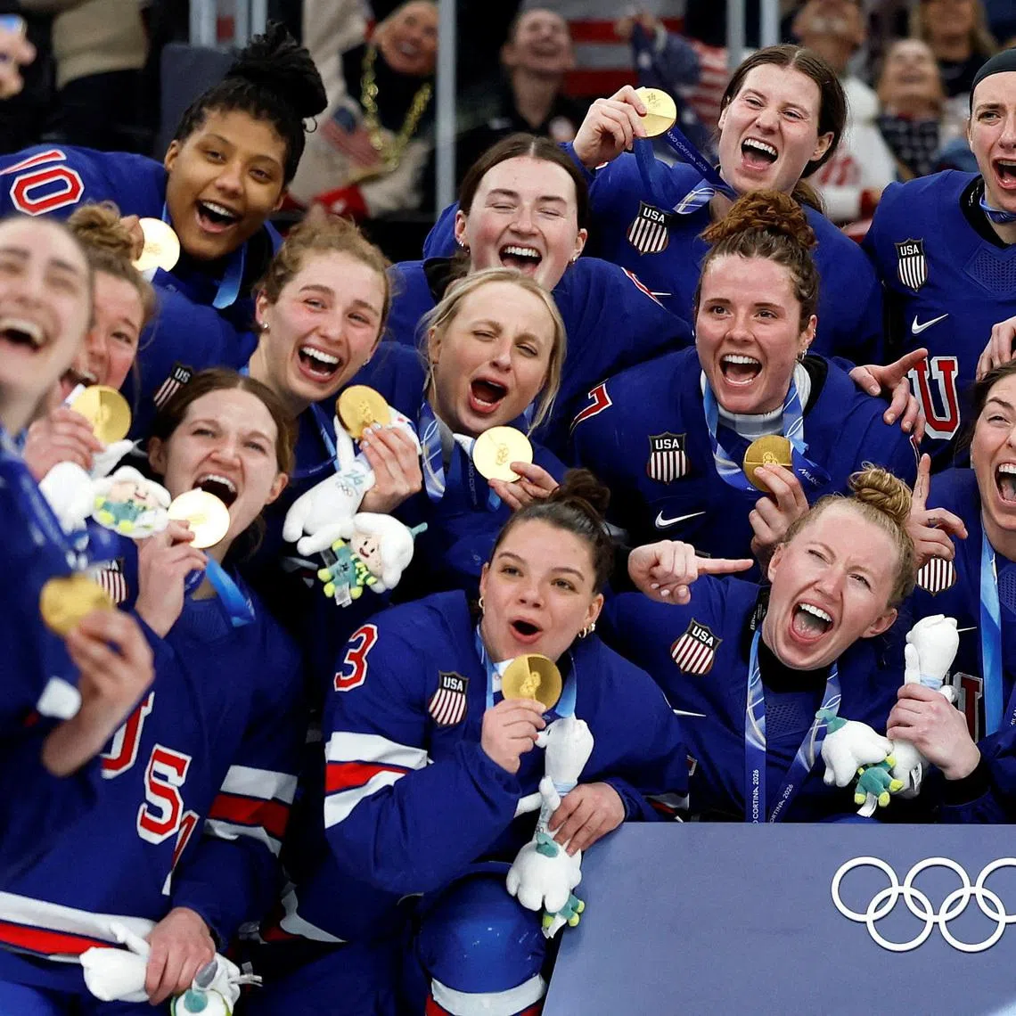 Milano Cortina 2026 Olympics - Ice Hockey - Women's Victory Ceremony - Milano Santagiulia Ice Hockey Arena, Milan, Italy - February 19, 2026. Gold medallists United States pose for a team group photo during the victory ceremony  REUTERS/David W Cerny
