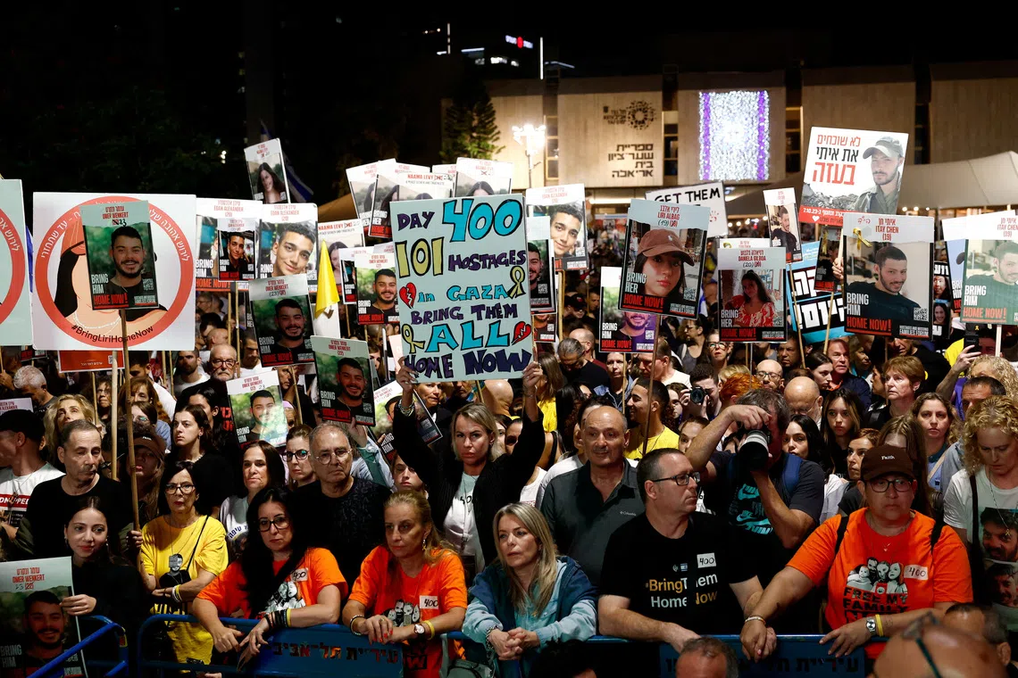 FILE PHOTO: People attend a rally demanding the release of hostages who were kidnapped during the deadly October 7, 2023 attack on Israel, amid the ongoing conflict in Gaza between Israel and Hamas, in Tel Aviv, Israel, November 9, 2024. REUTERS/Thomas Peter/File Photo