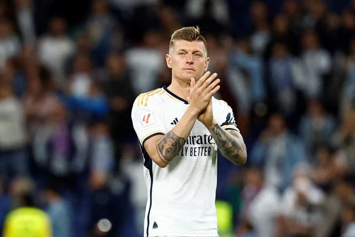 FILE PHOTO: Soccer Football - LaLiga - Real Madrid v Deportivo Alaves - Santiago Bernabeu, Madrid, Spain - May 14, 2024 Real Madrid's Toni Kroos applauds fans after the match REUTERS/Susana Vera/