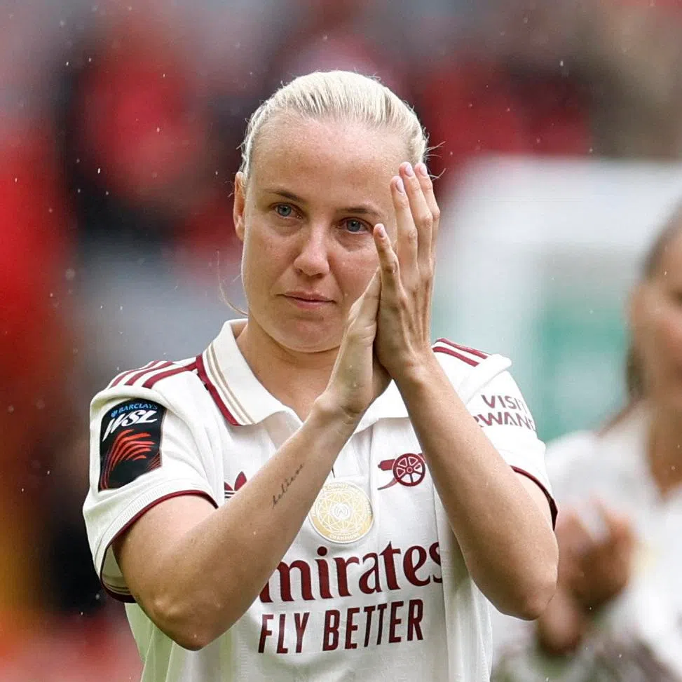Soccer Football - Women's Super League - Liverpool v Arsenal - Anfield, Liverpool, Britain - May 16, 2026 Arsenal's Beth Mead applauds fans after playing her last match ahead of her departure Action Images via Reuters/Jason Cairnduff