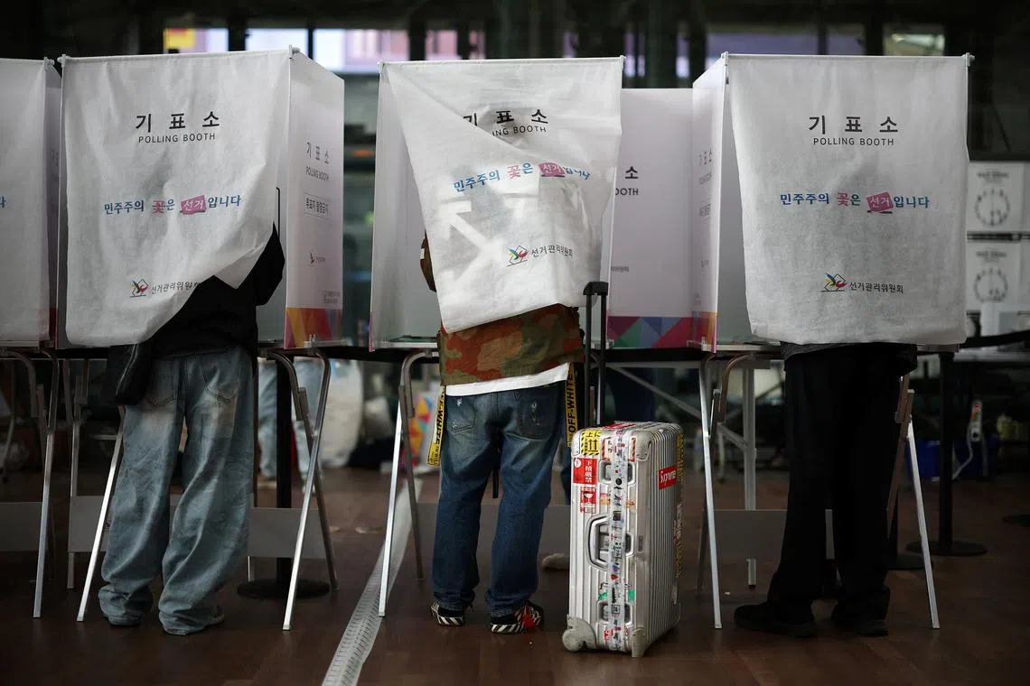 FILE PHOTO: People vote during early voting for the upcoming presidential election at a polling station at the Incheon International airport in Incheon, South Korea, May 29, 2025. REUTERS/Kim Hong-Ji/File Photo