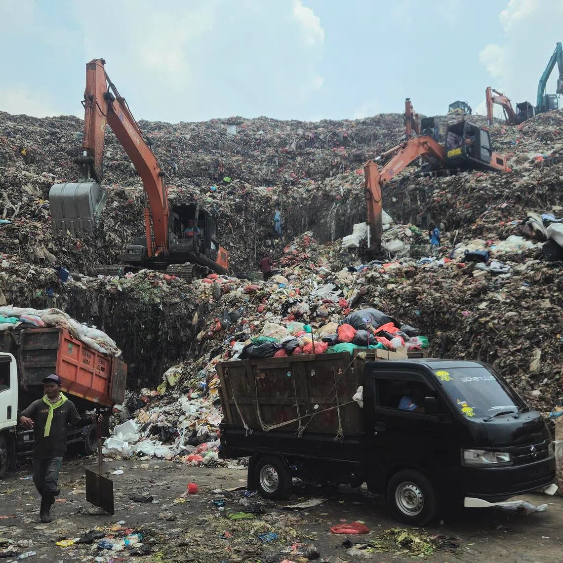 wywaste - Bantar Gebang Gebang landfill in Bekasi, just outside Jakarta, receives about 8,000 tonnes of household waste (food scraps and plastic packaging mostly) everyday from Jakarta. The 110-hectare facility, one of Southeast Asia's largest landfills, has been operating since 1989 and now is nearing its maximum capacity.

ST Photo: WAHYUDI SOERIAATMADJA