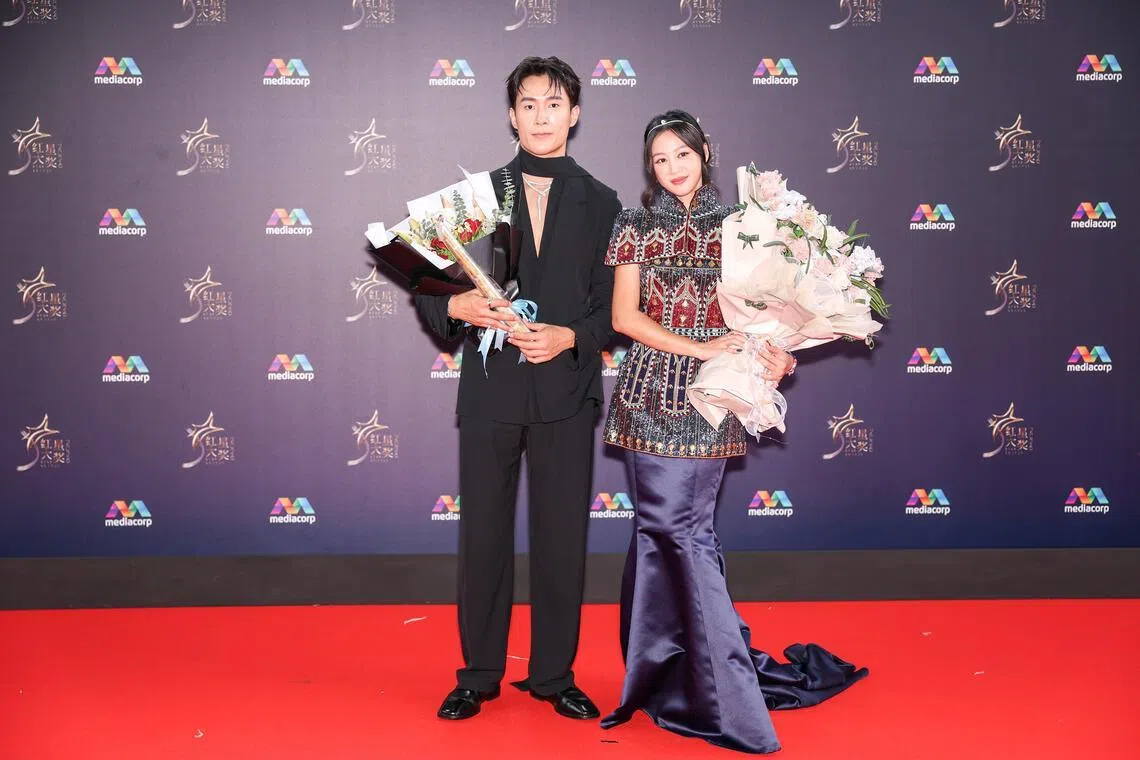 Tasha Lowe (à droite) et Tyler Teng (à gauche) sur le tapis rouge lors des Star Awards qui se sont tenus à Mediacorp le 19 avril. 