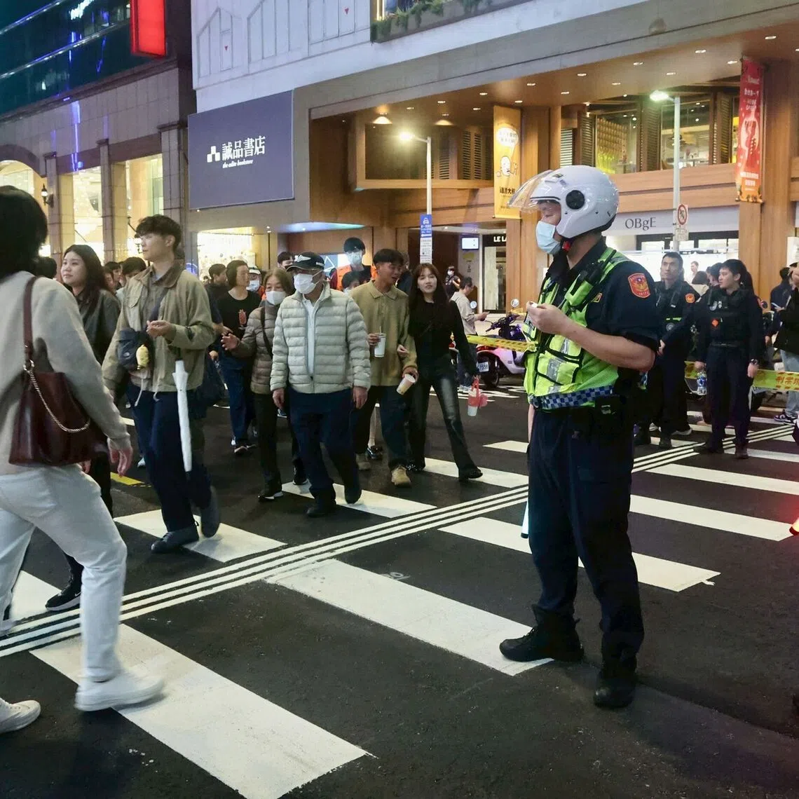 Police directing pedestrian traffic in Taipei after attacks at two metro stations in Taipei on Dec 19.