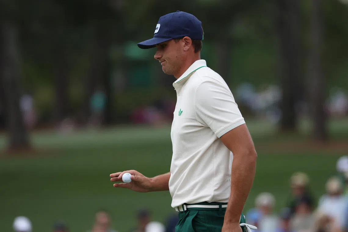 Golf - The Masters - Augusta National Golf Club, Augusta, Georgia, U.S. - April 10, 2025  Sweden's Ludvig Aberg acknowledges the crowd on the green on the 2nd hole during the first round REUTERS/Pilar Olivares