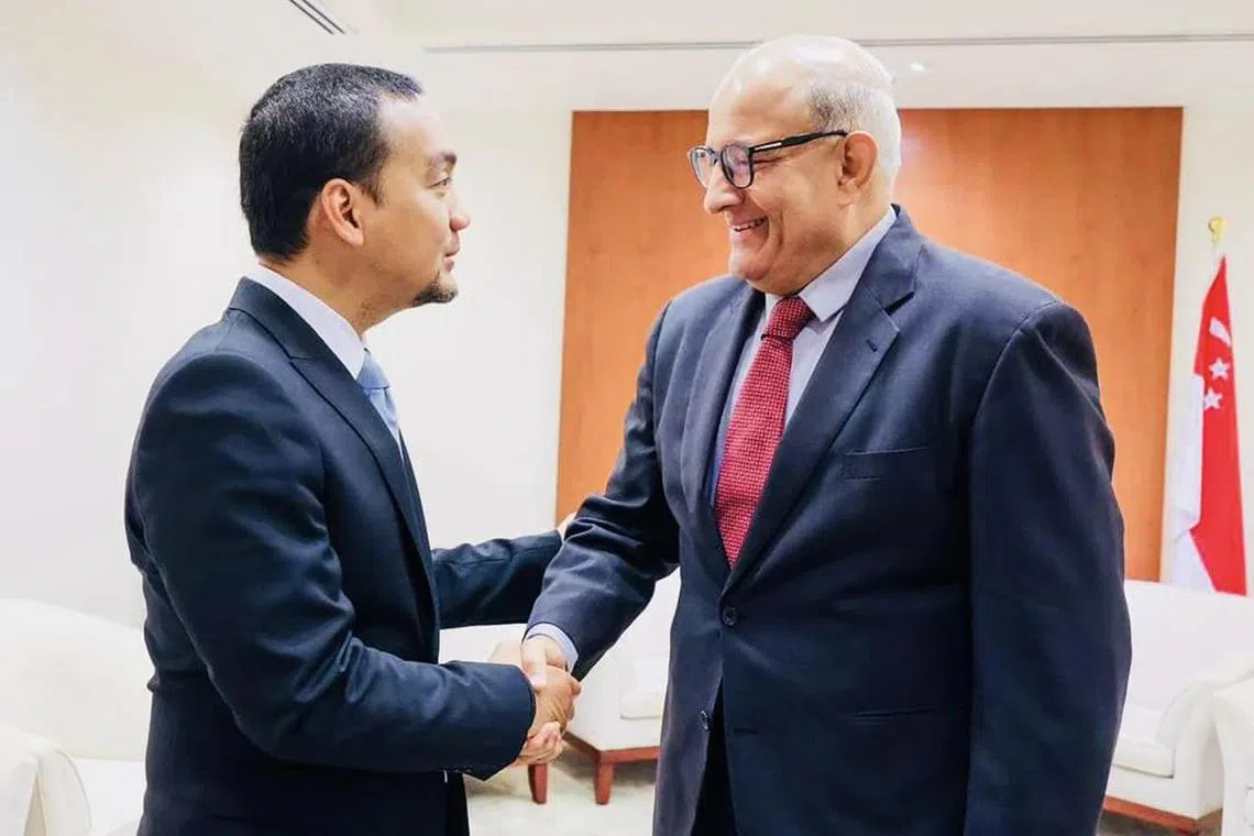 jwjohor14 - Johor chief minister Onn Hafiz Ghazi meeting Singapore's Transport S. Iswaran during a working visit to Singapore on Tuesday (Feb 14, 2023)

Credit: FB/onnhafizghazi