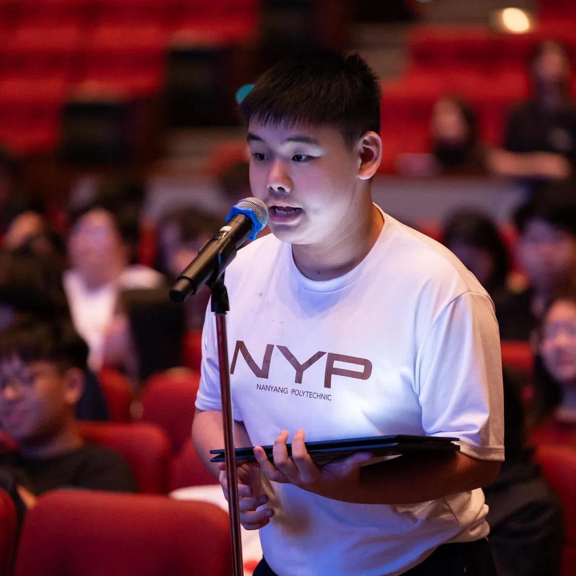 ST20240703_202447168325/grenvironment/Brian Teo/Gabriel Ramsey R/Mr Chow Zhenyu, 17, Nanyang Polytechnic Student, asking questions during The Straits Times talk by Ms Shabana Begum Nazeer, The Straits Times Environment and Science Journalist, at Nanyang Polytechnic on July 3, 2024. The session is moderated by Ms Ang Yiying, The Straits Times Correspondent. ST PHOTO: BRIAN TEO.