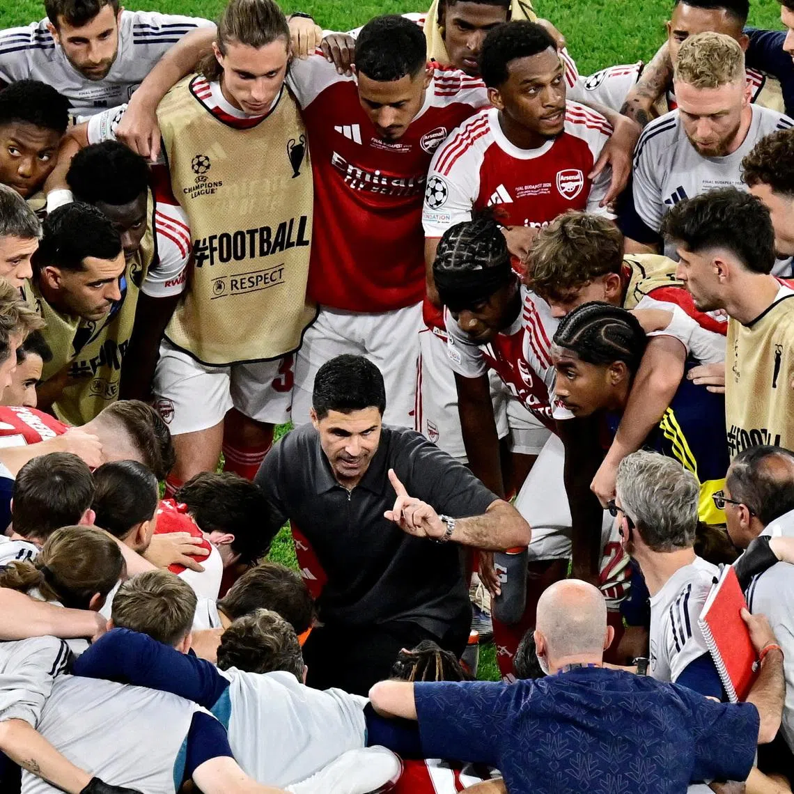 Soccer Football - UEFA Champions League - Final - Paris St Germain v Arsenal - Puskas Arena, Budapest, Hungary - May 30, 2026 Arsenal manager Mikel Arteta speaks to players ahead of the penalty shootout REUTERS/Marton Monus