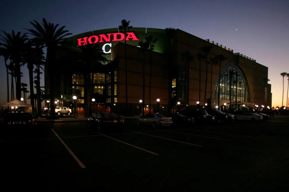 FILE PHOTO: The Honda Center arena is pictured in Anaheim, California January 28, 2009. The arena is home to the NHL's Anaheim Ducks hockey club.  REUTERS/Mike Blake  (UNITED STATES)/File Photo